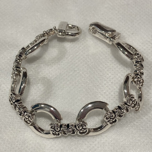 Round Open Link Silvertone Filigree Spacer Magnetic Fold Over Clasp Bracelet - Picture 1 of 15